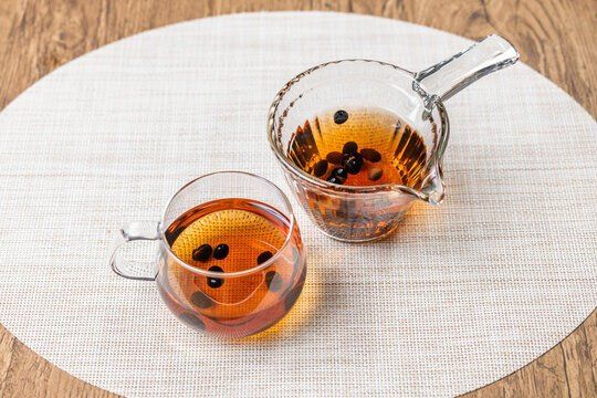 ガラスのカップとポットに入った黒豆茶