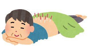 うつ伏せで背中に鍼を受ける人のイラスト